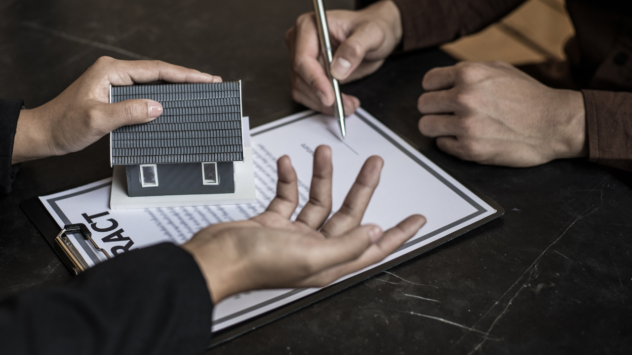 Firmando un contrato en un caso de administración desleal