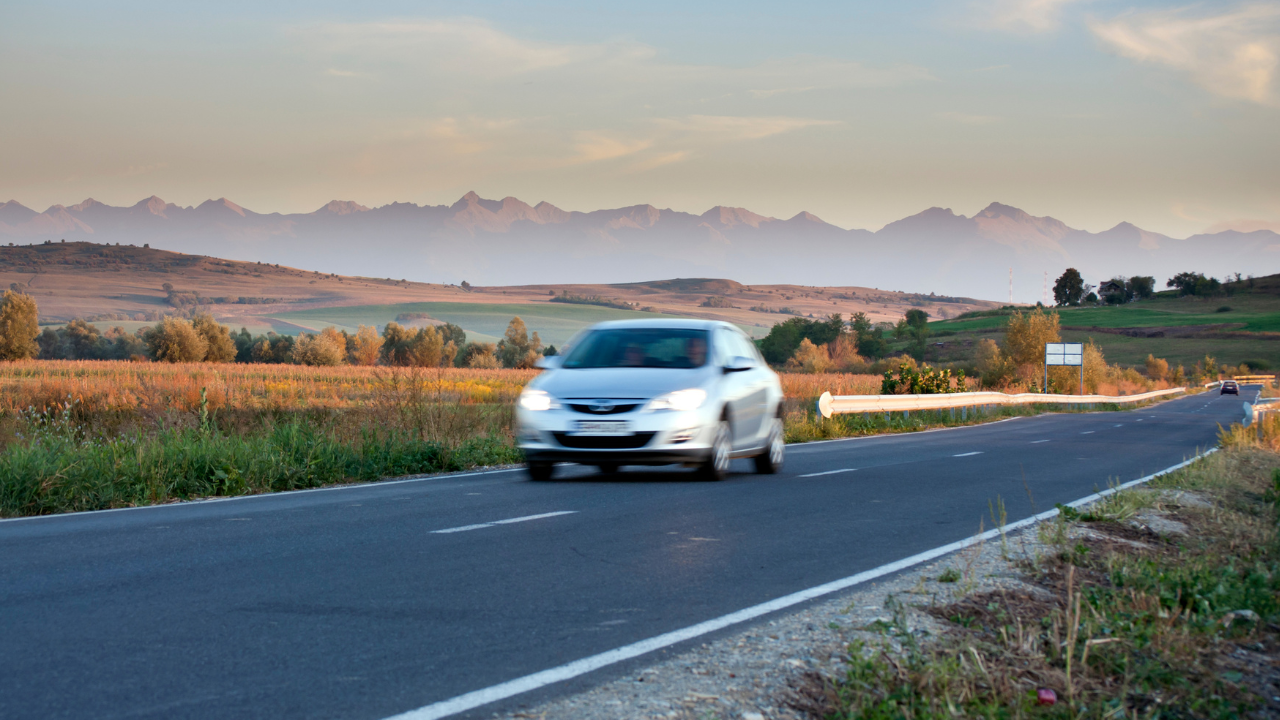 Coche gris en carretera con exceso de velocidad