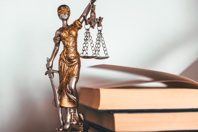 Símbolo de la Justicia junto a unos libros