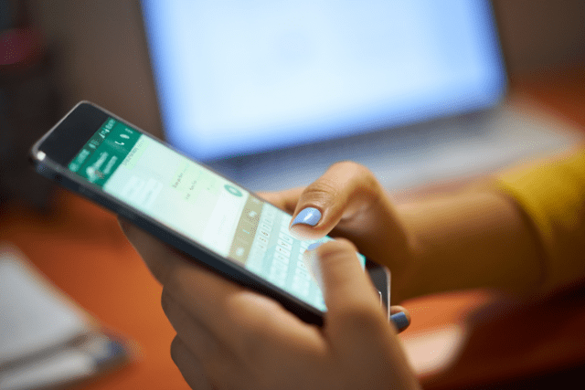 Mujer contestando a un mensaje de WhatsApp